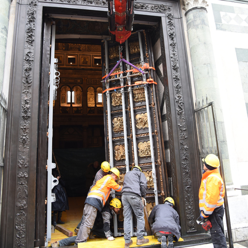 Installazione della replica della Porta Nord in Battistero in sostituzione dell'originale 